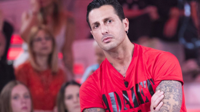 Fabrizio Corona chiarisce con Nina Moric ma rischia di perdere la fidanzata.