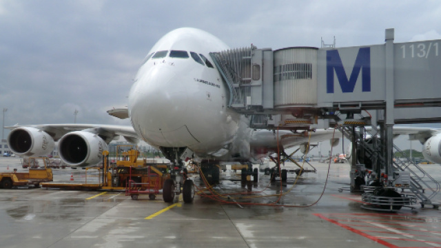 Monaco, donna elude per sbaglio i controlli e scoppia il caos: 300 voli cancellati