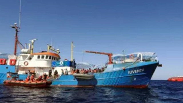 Nave italiana salva immigrati e li riporta in Libia