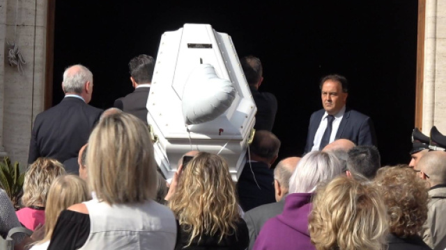 A Roma i funerali di Pamela Mastropietro, la commozione degli ... - fanpage.it
