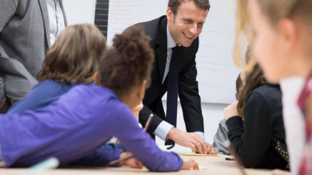 Francia, Macron esulta: ok del Senato alla legge sul divieto di uso del cellulare nelle scuole.