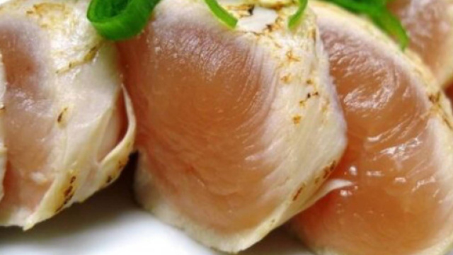 Grecia, mangia pollo crudo e muore