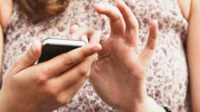 Les adolescents accros au t&eacute;l&eacute;phone portable pendant les vacances d'&eacute;t&eacute;