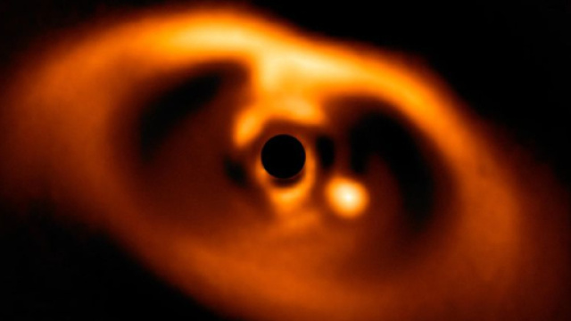 Astronomers deliver darling first image of a baby planet - CNET - cnet.com