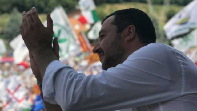 Il leader della Lega, Matteo Salvini, saluta a Pontida