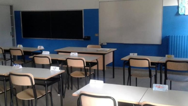 Salerno: maestra di ruolo licenziata perch&eacute; senza laurea, &egrave; il primo caso in Italia