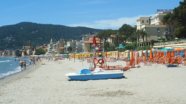 Alassio: cane ringhia a neri e tutti applaudono, una signora si dissocia e viene insultata