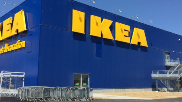 Distrutto dagli hooligan un centro Ikea di Londra