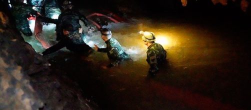 TAILANDIA / Rescatan a 6 de los 12 ni&ntilde;os atrapados en la caverna