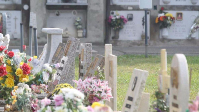 Al cimitero di Terni bare riesumate lasciate accatastate tra degrado e odore nauseabondo