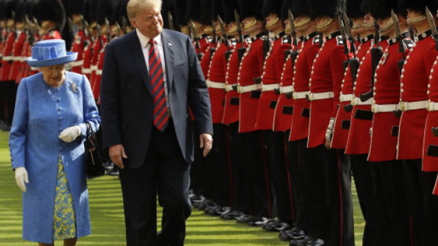 Donad Trump e la regina Elisabetta