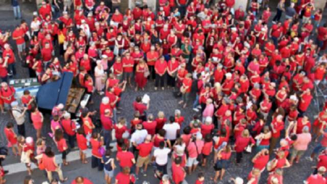 Maglietta rossa: il motivo per cui le bacheche dei social network sono intasate.