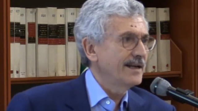 Massimo D'Alema parla alla Biblioteca della Camera