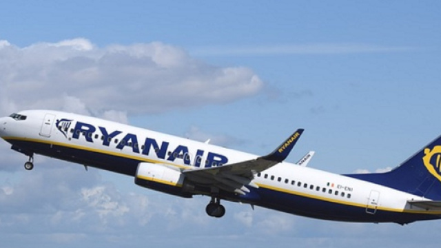 Ryanair, autista albanese rubava gli snack in vendita sul mezzo: rischia il licenziamento