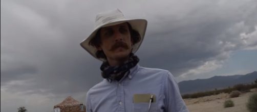 Agent #3678 examines the Durrr Burger site in California. [image source: TmarTn2- YouTube]