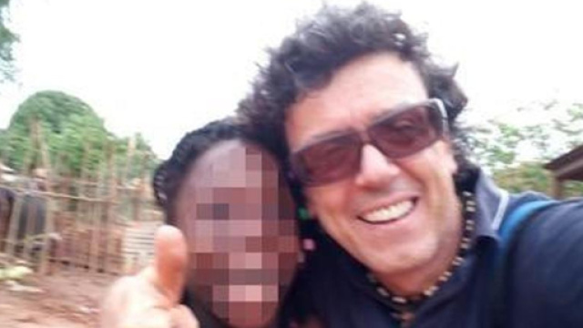 Nhimad&egrave;, la bimba che camminava su mani arriva in Italia.