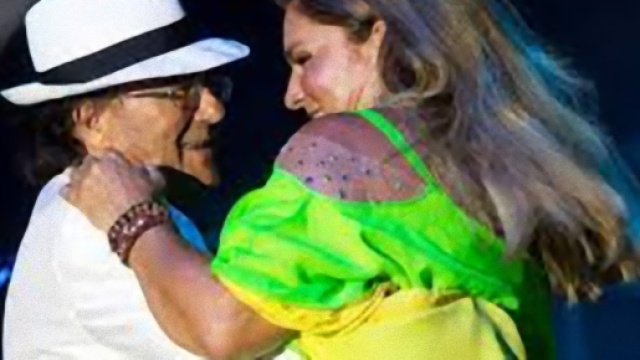 Albano Carrisi e Romina Power: il bacio sul palco di Genova