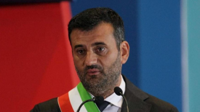 Il sindaco di Bari Antonio Decaro annuncia la sua proposta di legge