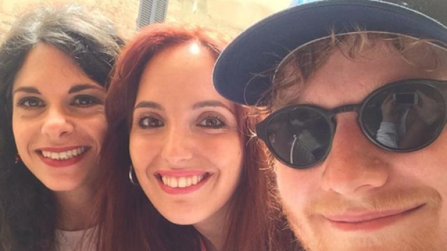 Sole, selfie, amore: Ed Sheeran fa impazzire Panicale - ilmessaggero.it