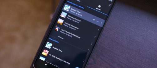 La aplicaci&oacute;n de reloj de Google se expande con Spotify