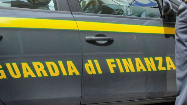 GdF, scoperte case vacanza irregolari, venditori abusivi e fabbriche clandestine.