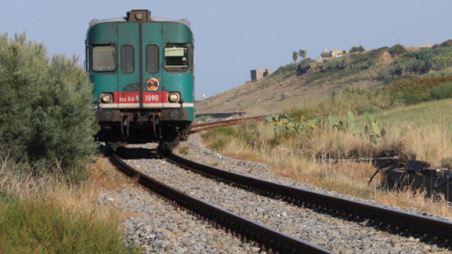 Lungo la ferrovia jonica a binario unico sono morti due bambini investiti da un treno: attraversavano il binario con la mamma per andare a mare.