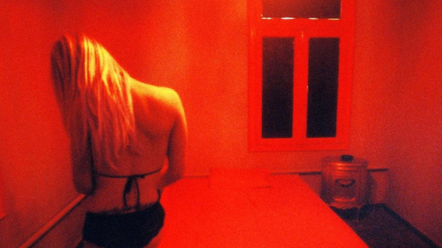 Padre e figlio si incontrano dalla stessa prostituta