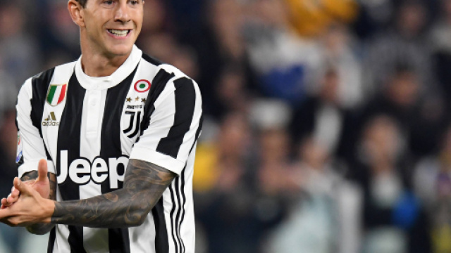 Juventus, Bernardeschi e Douglas Costa scalpitano