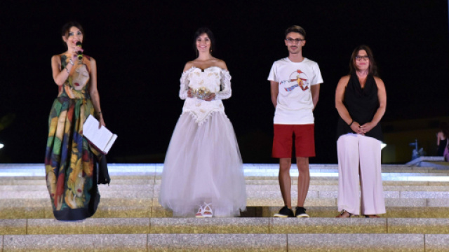 La stilista Antonella Fini sulla gradinata di San Simplicio con Marco Campus