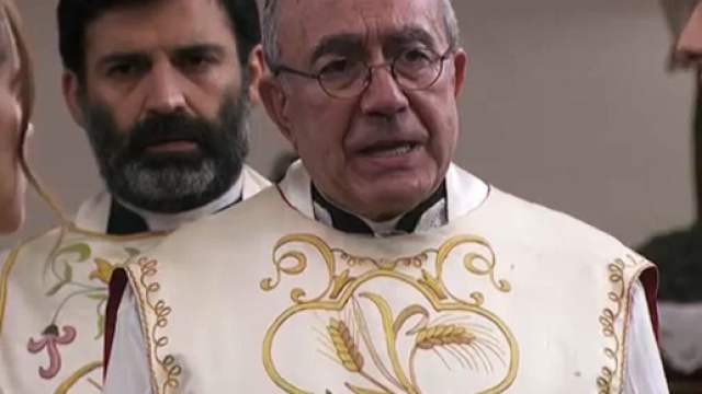 Anticipazioni Il Segreto: il matrimonio tra Julieta e Prudencio interrotto da Larraz.