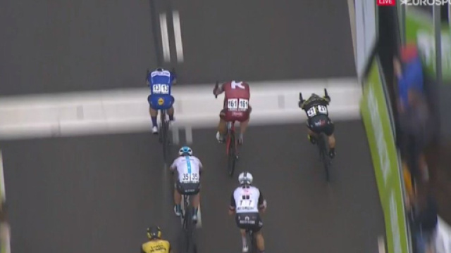 La vittoria di Jakobsen su Kittel nella prima tappa del BinckBank Tour