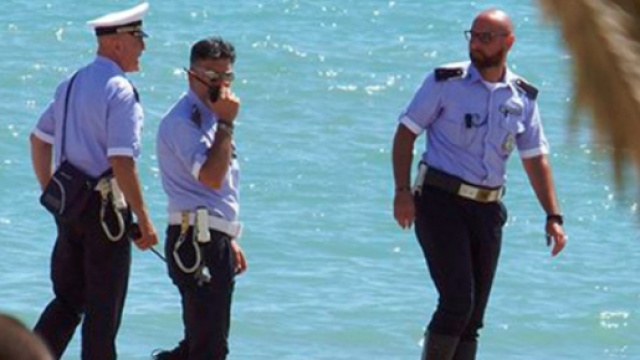 Pesaro, rom spacca lettini e si denuda in spiaggia - Leggo.it