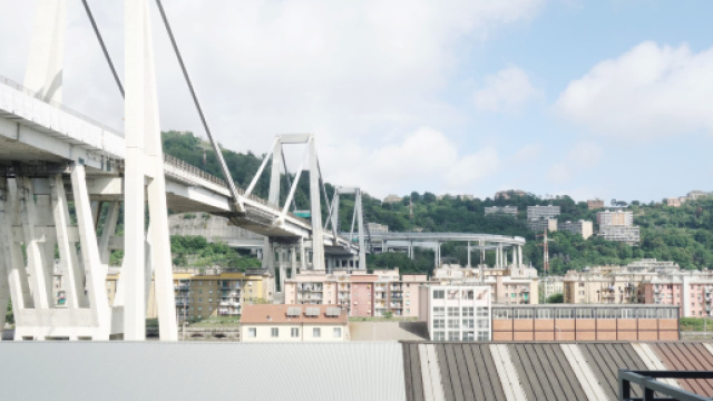 Crolla ponte sull'autostrada A10: il bilancio &egrave; di 35 vittime