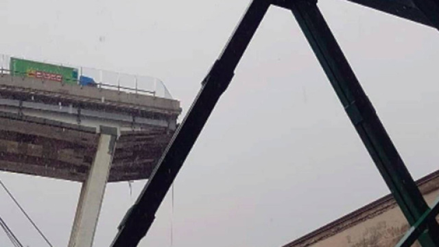 Genova, il ponte crollato sull'autostrada A10