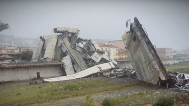 Le macerie del tratto di ponte crollato a Genova