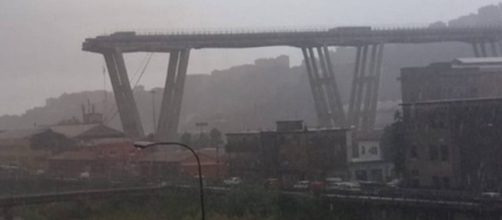 Al menos 21 muertos y m&uacute;ltiples heridos al derrumbarse el puente