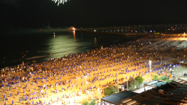 Ferragosto in spiaggia con i fuochi ma senza gavettoni e fal&ograve; ... - cronachemaceratesi.it