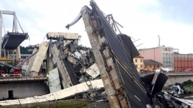 Ponte Morandi dopo il crollo avvenuto nelle scorse ore