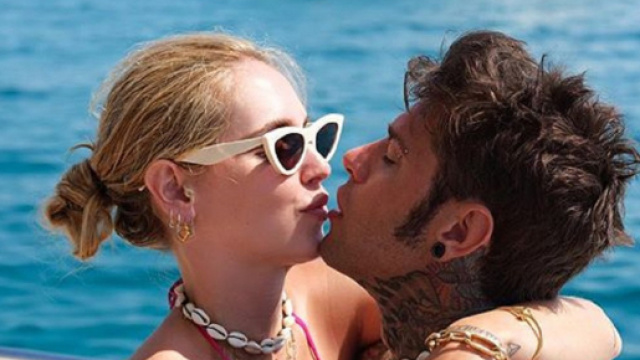 Fedez abbassa il costume e mostra il lato b