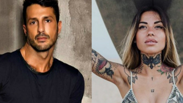 Gossip: Fabrizio Corona 'avvinghiato' in piscina alla modella Zoe Cristofoli.