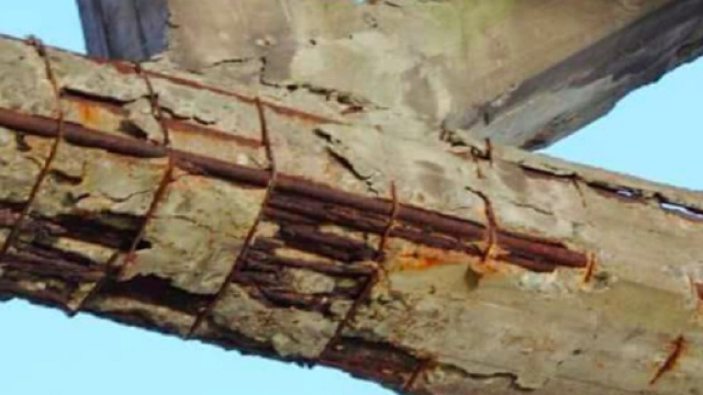 Questa immagine &egrave; diventata virale ma non si riferisce al ponte Morandi: scattata nel 2011 ritrae il ponte Ripafratta in provincia di Pisa.