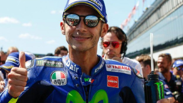 Valentino Rossi, pilota Yamaha in cerca di una soluzione ai problemi di elettronica.