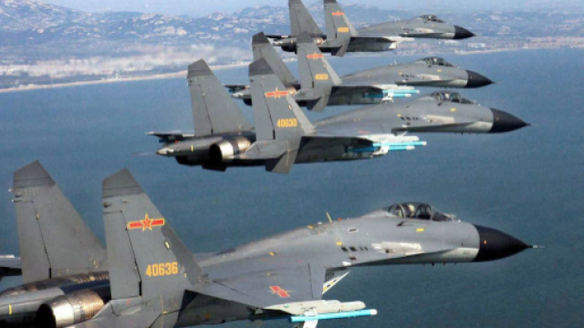 Aerei militari cinesi in esercitazione nelle acque del Pacifico
