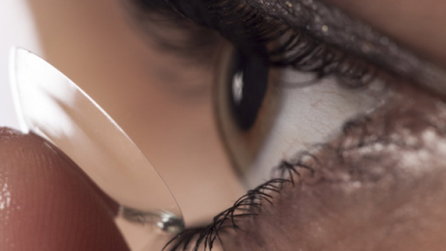 GB, lente a contatto nell'occhio per 28 anni.