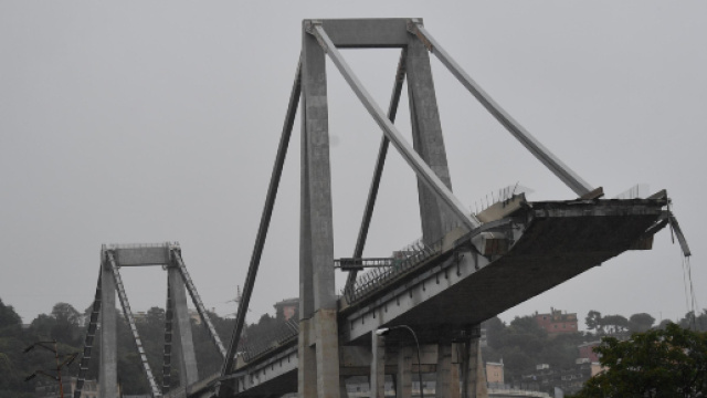 Genova, crollo ponte Morandi: uno strallo d'acciaio avrebbe ceduto