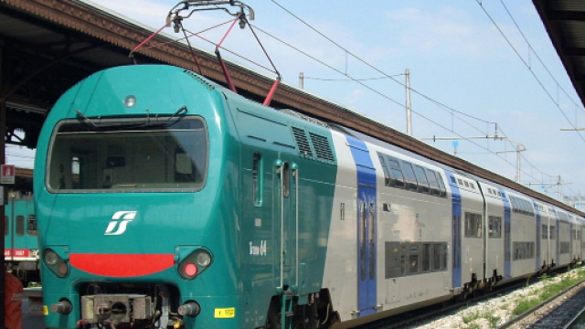 Mantova, grossi sassi e blocchi di cemento sui binari: evitata la tragedia (in foto un treno regionale)