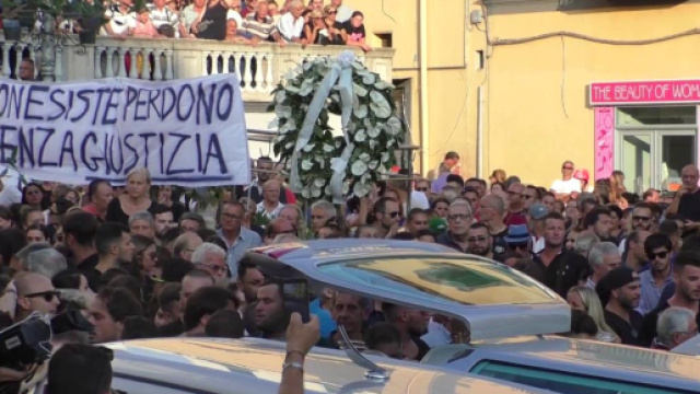 Si sono svolti ieri pomeriggio i funerali dei quattro ragazzi di Torre del Greco morti a Genova nel crollo del ponte Morandi.