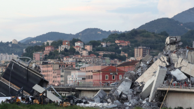 Tragedia di Genova: non solo vittime, anche due superstiti salvati da Vigili del Fuoco