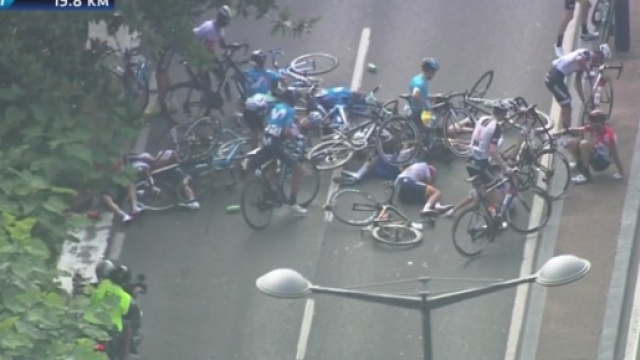 La maxicaduta in cui &egrave; rimasto coinvolto Mikel Landa alla Clasica San Sebastian