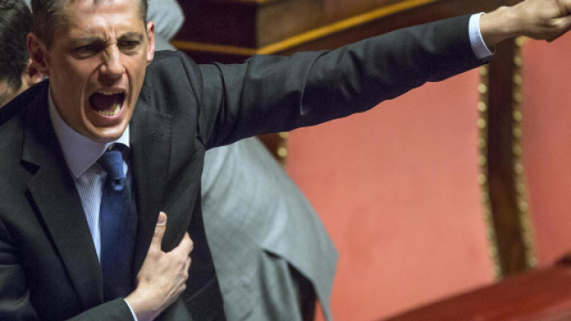 M5s, il sen. Airola ha tentanto il suicido: &egrave; stato trovato nella vasca da bagno